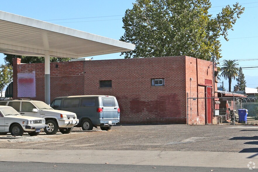 More Photos Of 256-260 W Pine St, Exeter Freestanding For Sale