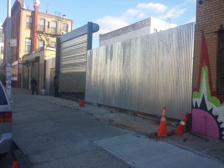 More Photos Of 22 Grattan St, Brooklyn Land For Sale