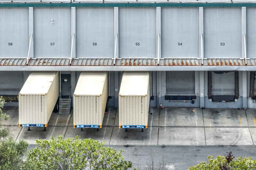 More Photos Of 7200-7240 Edgewater Dr, Oakland Warehouse For Lease