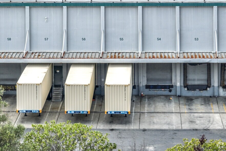 More Photos Of 7200-7240 Edgewater Dr, Oakland Warehouse For Lease