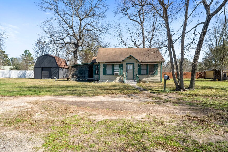 More Photos Of 101 Silverdale Dr, Conroe Freestanding For Sale