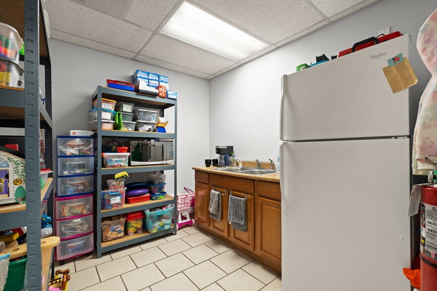 More Photos Of 1990 NW In-337, Corydon Medical For Sale