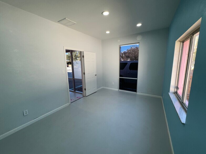 More Photos Of 463 Grant St, Dunedin Restaurant For Lease