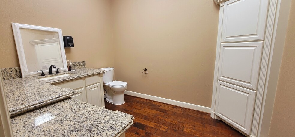 More Photos Of 901 E Highway 90A, Richmond Storefront Retail Office For Lease