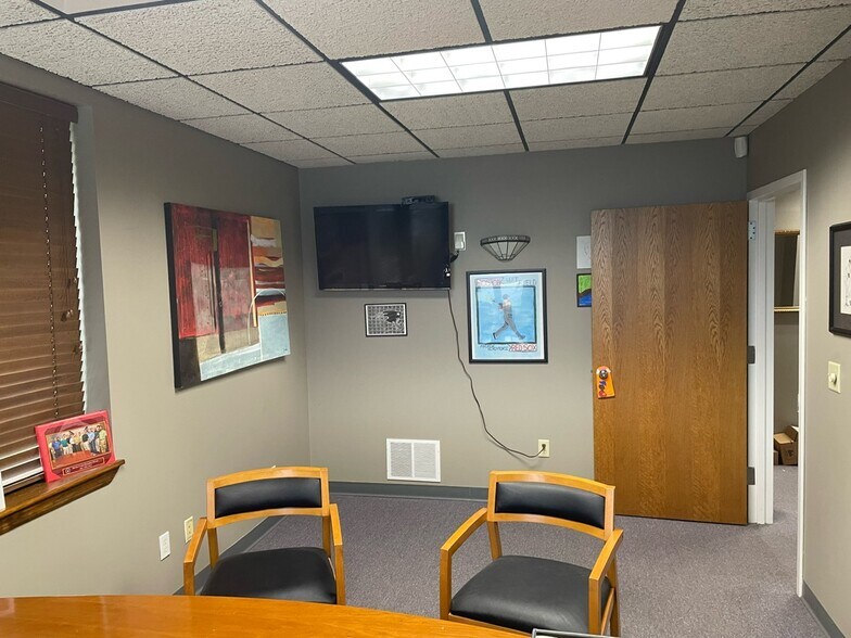 More Photos Of 709 Erie Blvd W, Syracuse Office For Lease