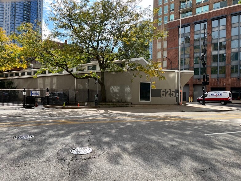 More Photos Of 430 W Ohio St, Chicago Showroom For Sale