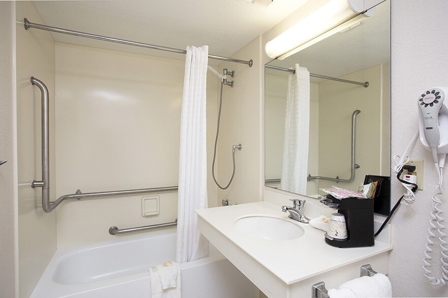 More Photos Of 5201 N State Line Ave, Texarkana Hotel For Sale