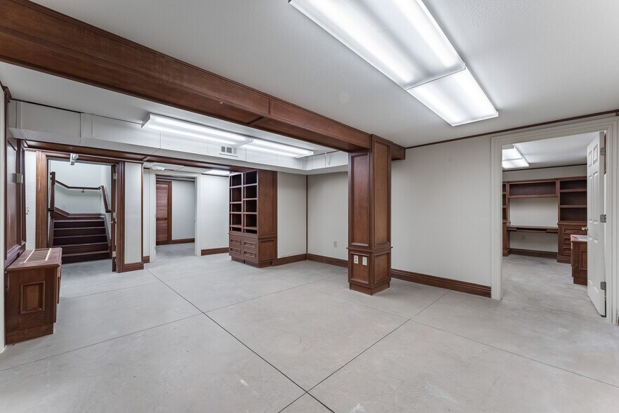 More Photos Of 324 N College Ave, Fayetteville Office For Sale