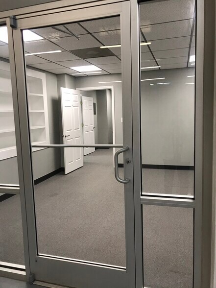 More Photos Of 472 Grimes Blvd, Lexington Warehouse For Lease