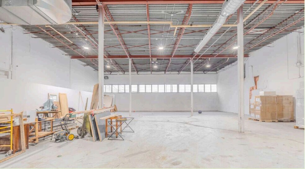 More Photos Of 5655 Rue de Marseille, Montréal Light Distribution For Lease