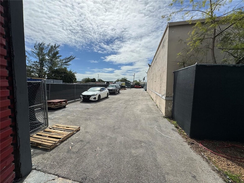 More Photos Of 7640 NW 36th Ave, Hialeah Warehouse For Lease