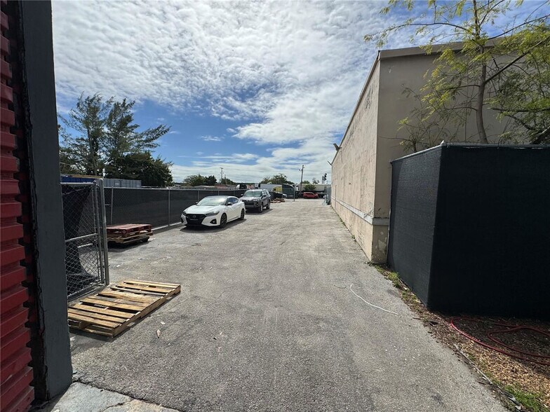 More Photos Of 7640 NW 36th Ave, Hialeah Warehouse For Sale