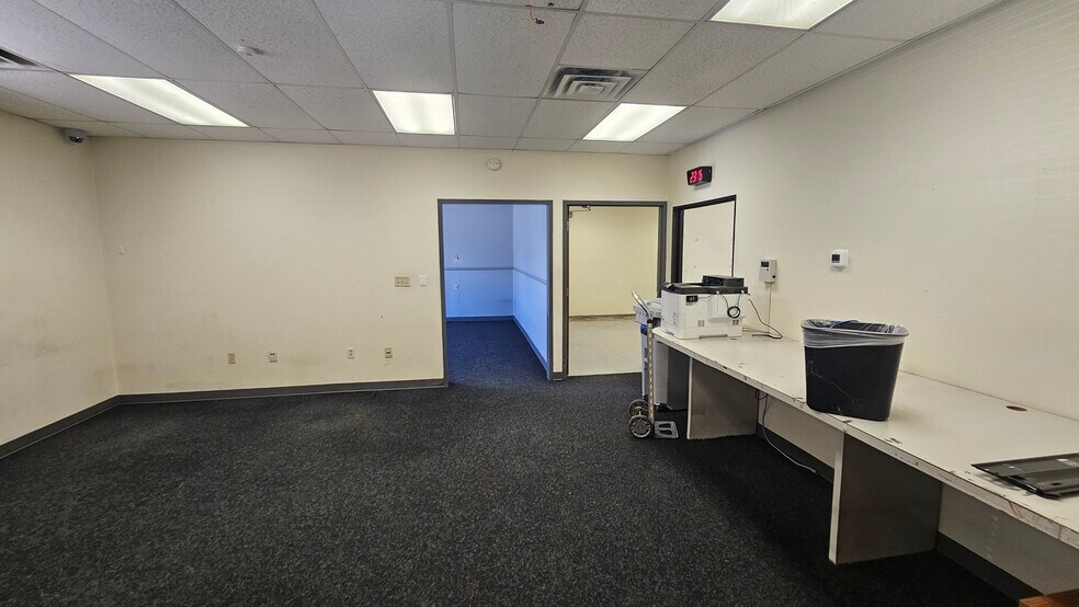 More Photos Of 2701 Southridge Dr, Wichita Falls Distribution For Lease