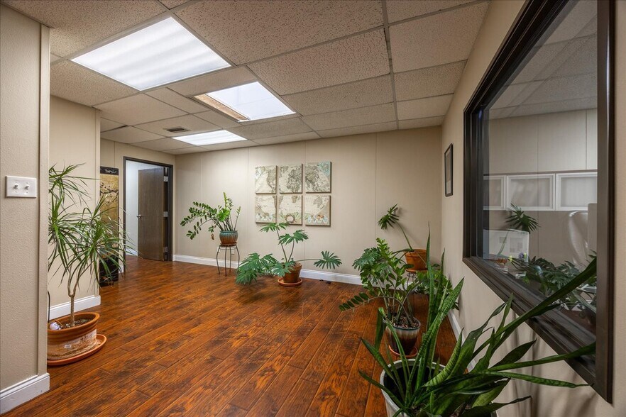 More Photos Of 812 Lexington Dr, Plano Office For Sale