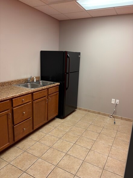More Photos Of 533 High St, Bowling Green Office For Lease