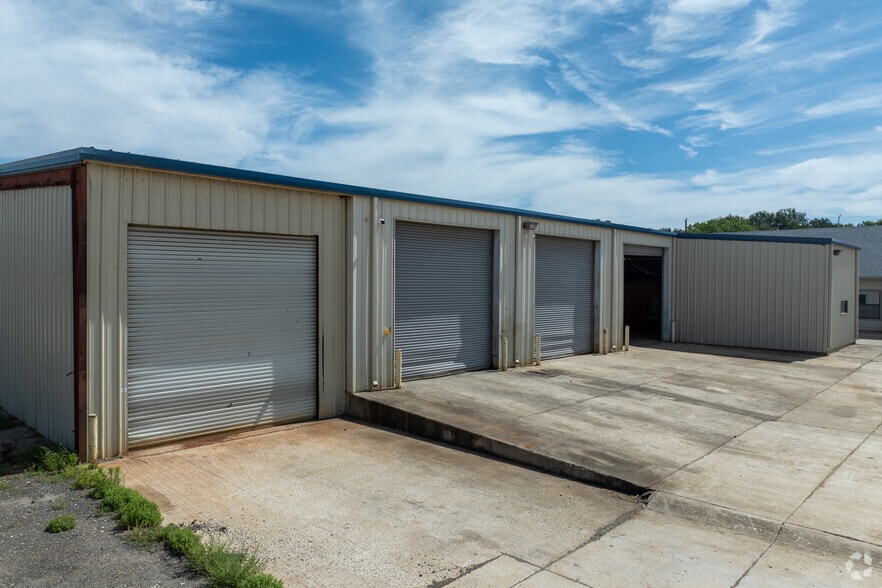 More Photos Of 421 Compton Ave, Irving Warehouse For Lease