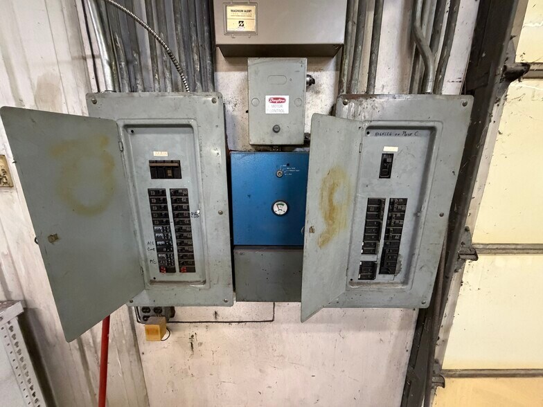 More Photos Of 403 W 2nd St, Sand Springs Manufacturing For Sale