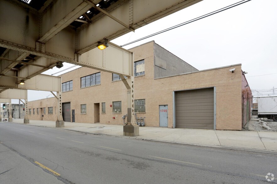 More Photos Of 1756 W Lake St, Chicago Warehouse For Lease