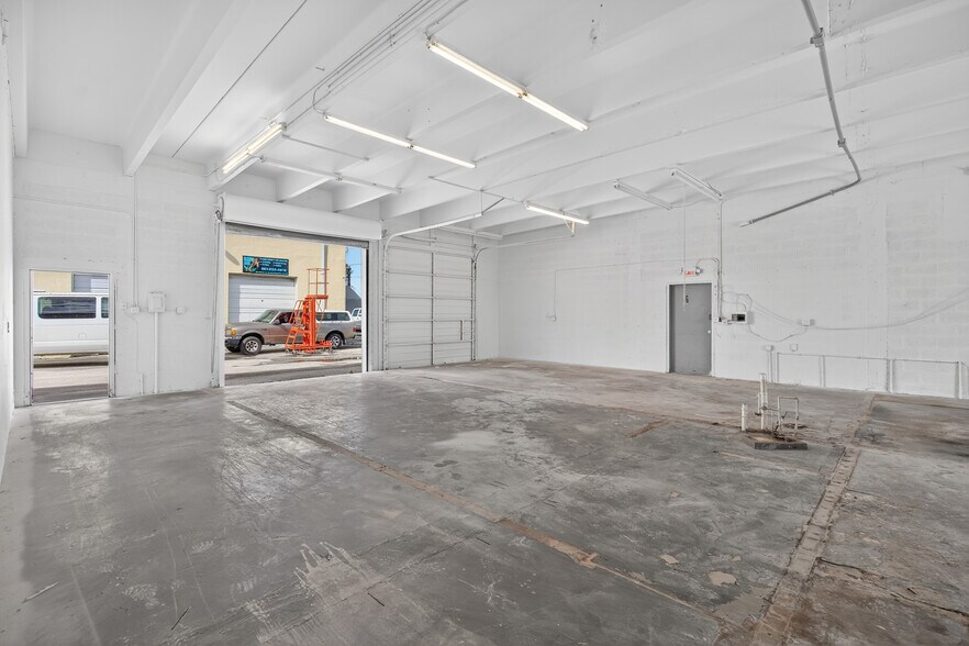 More Photos Of 1460 Cypress Dr, Jupiter Warehouse For Lease