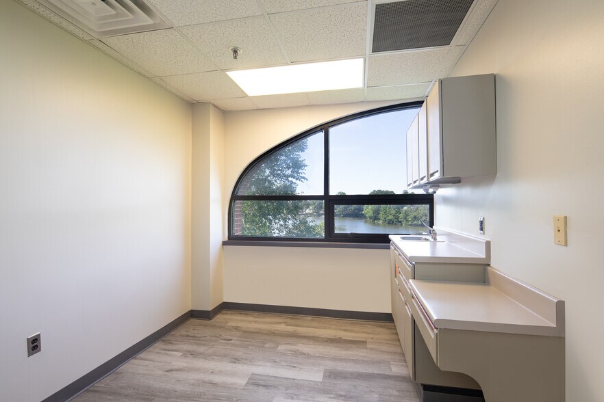 More Photos Of 700 Independence Cir, Virginia Beach Medical For Lease