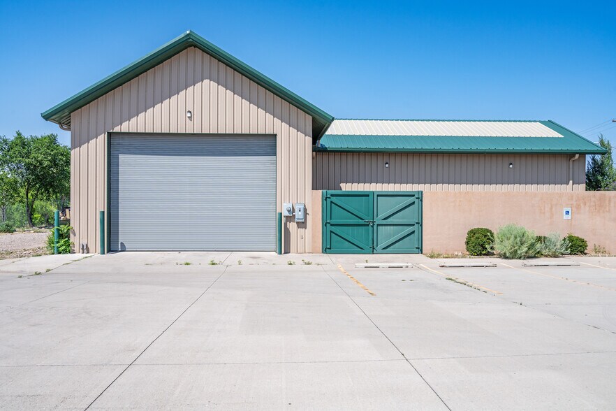 More Photos Of 1202 W Alameda St, Santa Fe Showroom For Lease