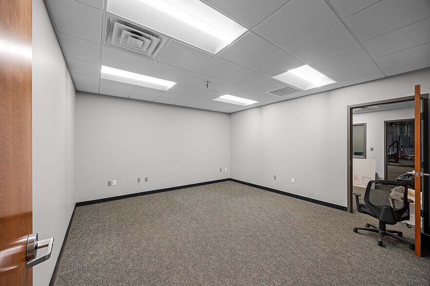 More Photos Of 3301 Eastend Ave, Humboldt Auto Dealership For Sale