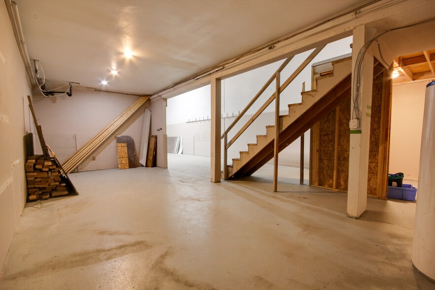 More Photos Of 8333 130th St, Surrey Flex For Sale