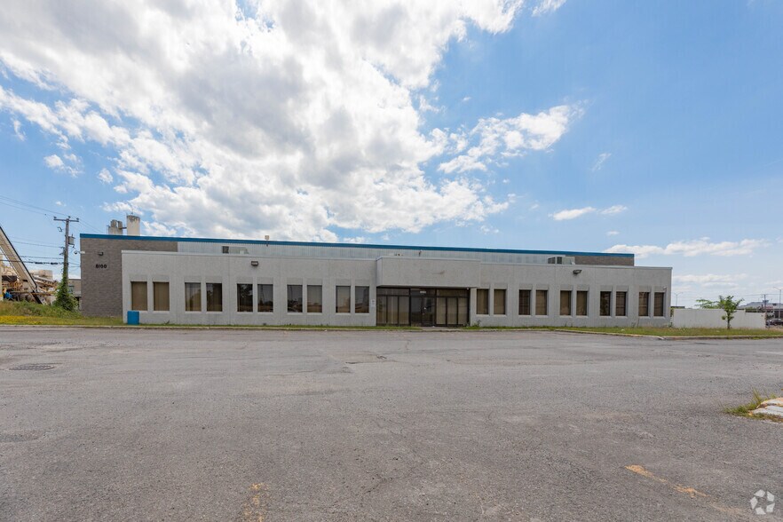 More Photos Of 8100-8200 Boul Cavendish, Saint-Laurent Distribution For Lease