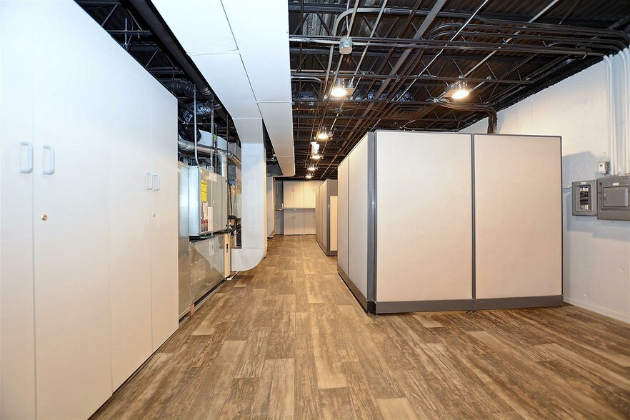 More Photos Of 512 Higgins Rd, Park Ridge Office For Lease