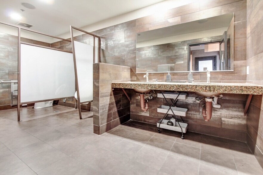 More Photos Of 1050 S Flower St, Los Angeles Apartments For Lease