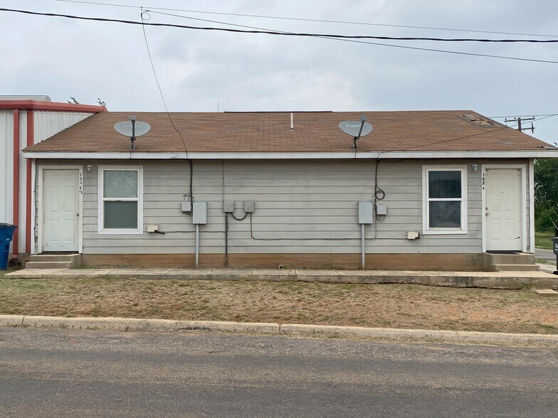 More Photos Of 119 S Commerce St, Dilley Storefront Retail Residential For Sale