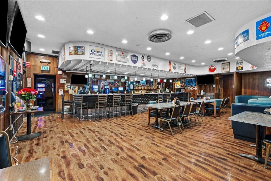 More Photos Of 535 S Columbia River Hwy, Saint Helens General Retail For Lease