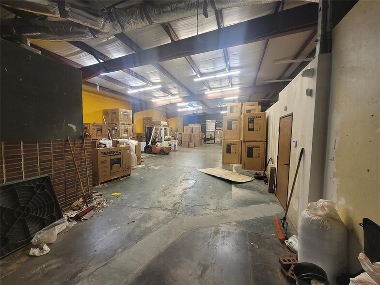 More Photos Of 912 Messenger Ln, Moore Warehouse For Sale