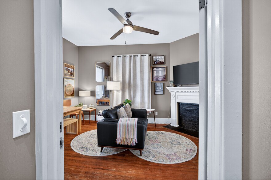 More Photos Of 11 E 41st St, Savannah Storefront Retail Residential For Sale