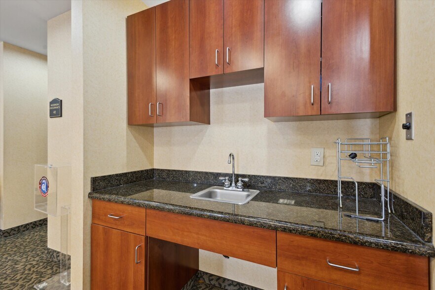 More Photos Of 2750 Fortune Cir W, Indianapolis Hotel For Sale