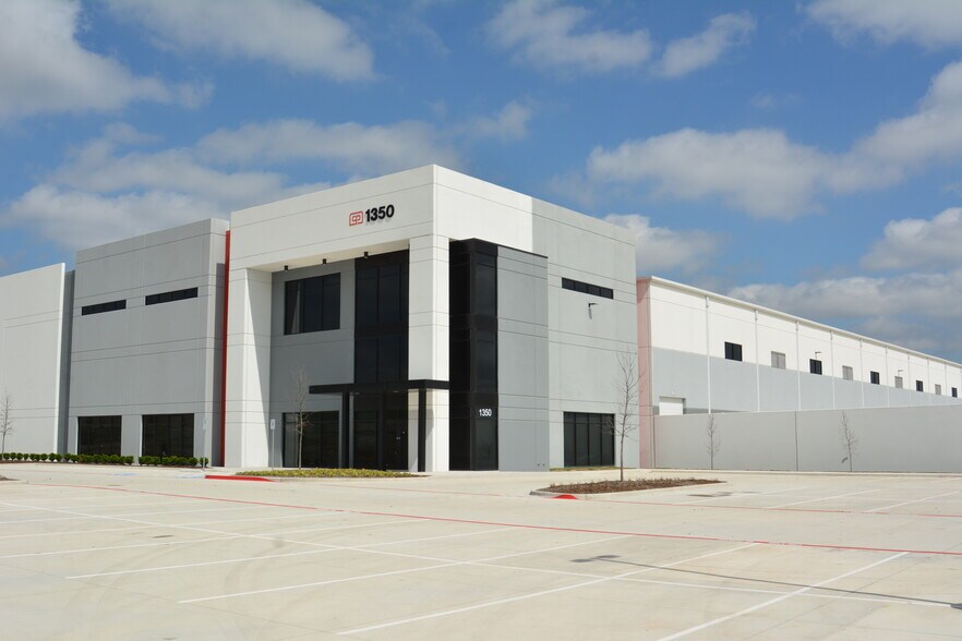 More Photos Of 1300 S J Elmer Weaver Fwy, Cedar Hill Unknown For Lease