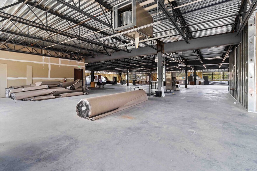 More Photos Of 222 N Plymouth Ave, New Plymouth Showroom For Sale