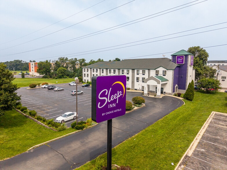 More Photos Of 220 Caravan Dr, Elkhart Hotel For Sale