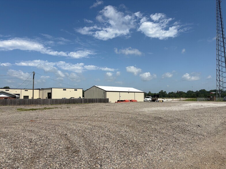 More Photos Of 1698 E Davis Dr, Terre Haute Warehouse For Lease