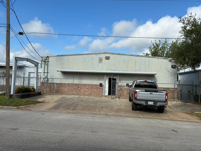 More Photos Of 5734 Heffernan St, Houston Warehouse For Lease