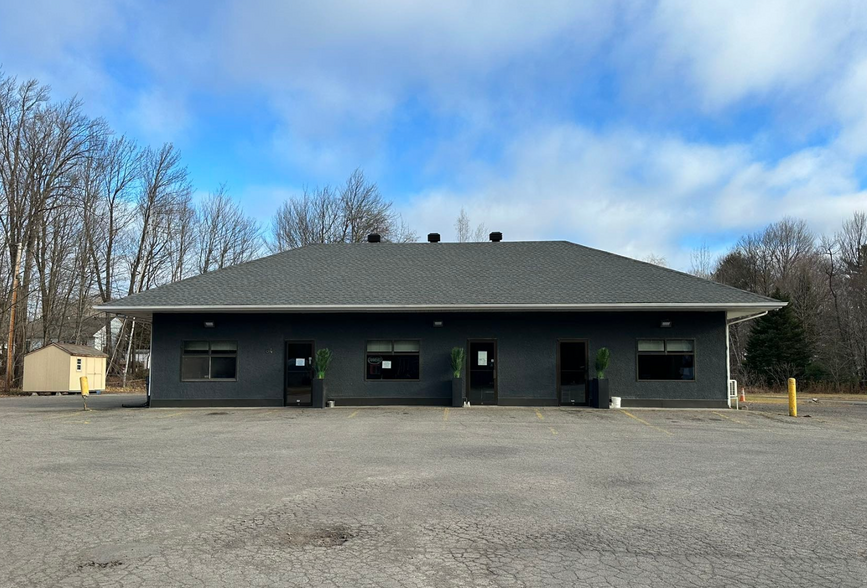 Primary Photo Of 64 Montée De L'Église, Saint-colomban Restaurant For Sale