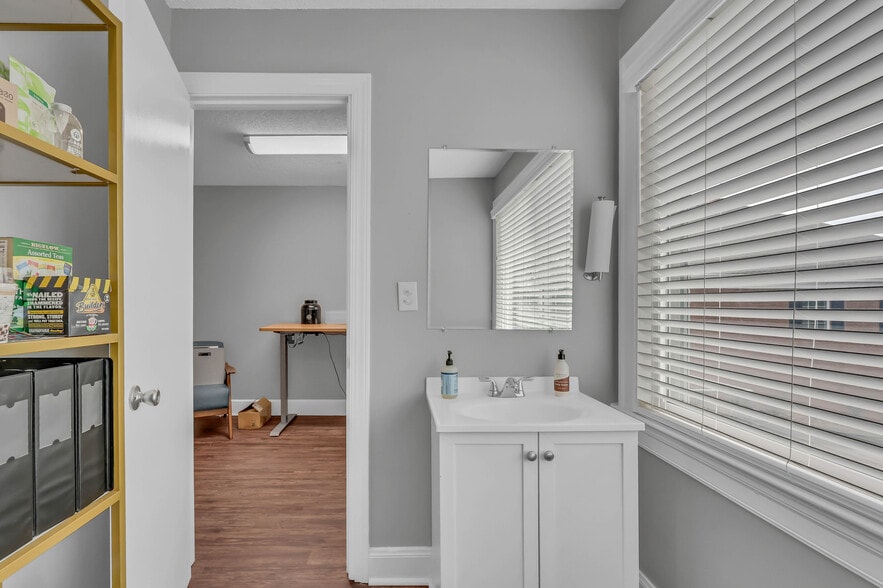 More Photos Of 1758 Memorial Dr, Clarksville Medical For Lease