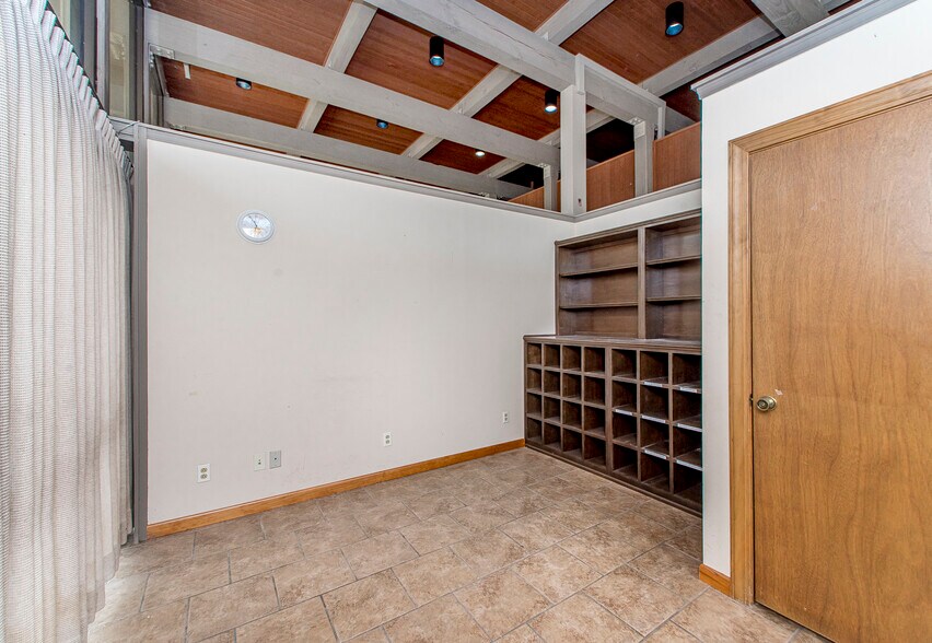 More Photos Of 724 Avenue F, Bogalusa Office For Sale