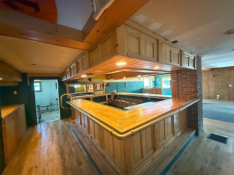 More Photos Of 86 Strongs Ave, Rutland Freestanding For Sale