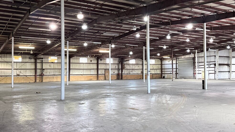 More Photos Of 308 Rogers St, Barnesville Warehouse For Lease