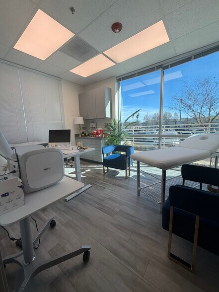 More Photos Of 906 Cirby Way, Roseville Medical For Lease