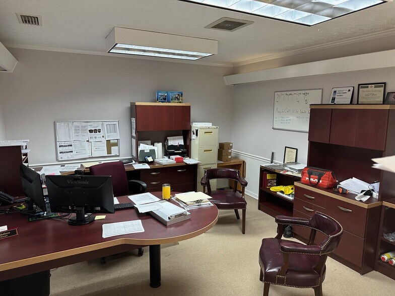 More Photos Of 4800 Woodlane Cir, Tallahassee Warehouse For Lease