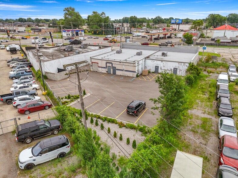 More Photos Of 16775-16777 E 13 Mile Rd, Fraser Unknown For Lease