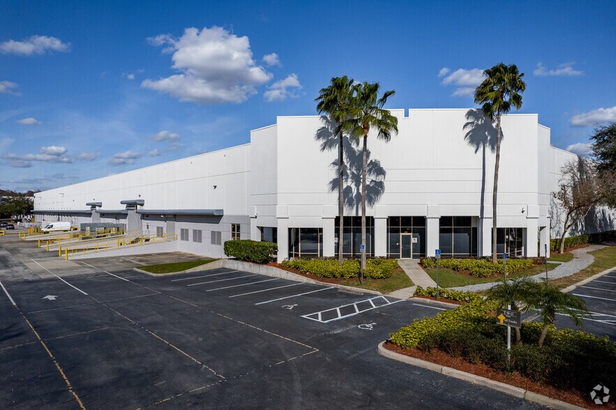 More Photos Of 7600 Kingspointe Pky, Orlando Unknown For Lease