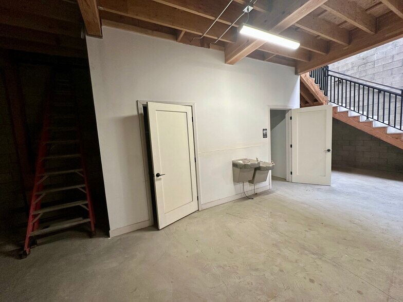 More Photos Of 7528 Clybourn Ave, Sun Valley Manufacturing For Lease